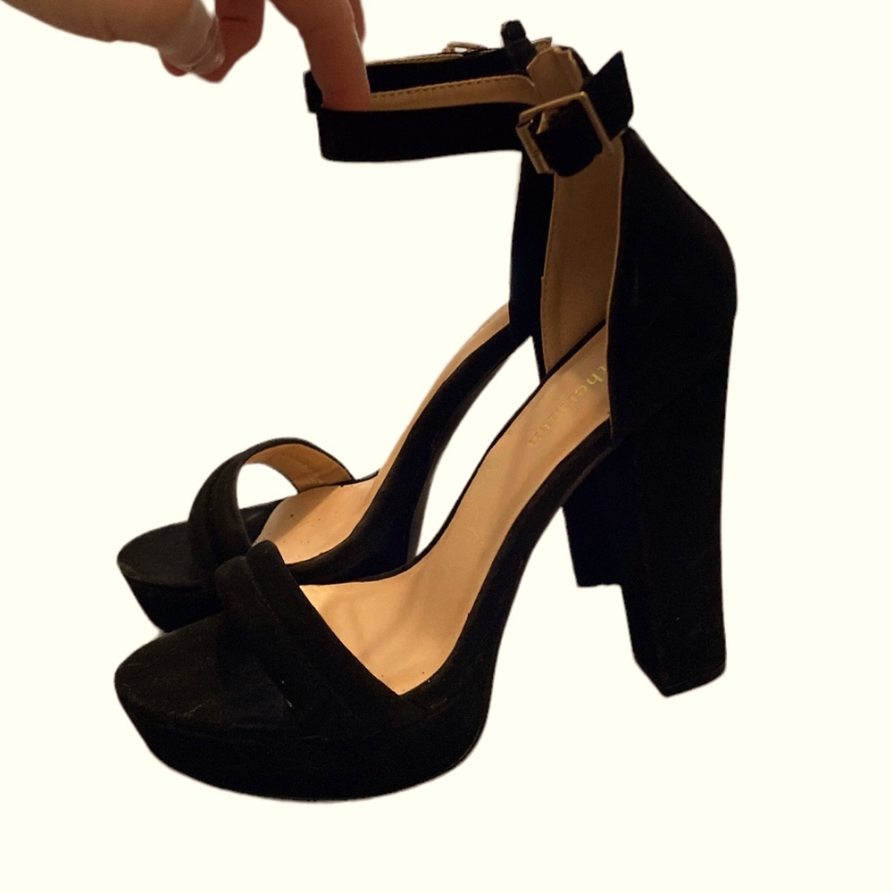 Women’s Black Open Toed Velvet Block Platform Pumps With Ankle Strap. Size 7.5